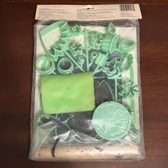 Sealed! Vintage 1997 Wilton Gum Paste Flower Kit - Picture 4 of 8